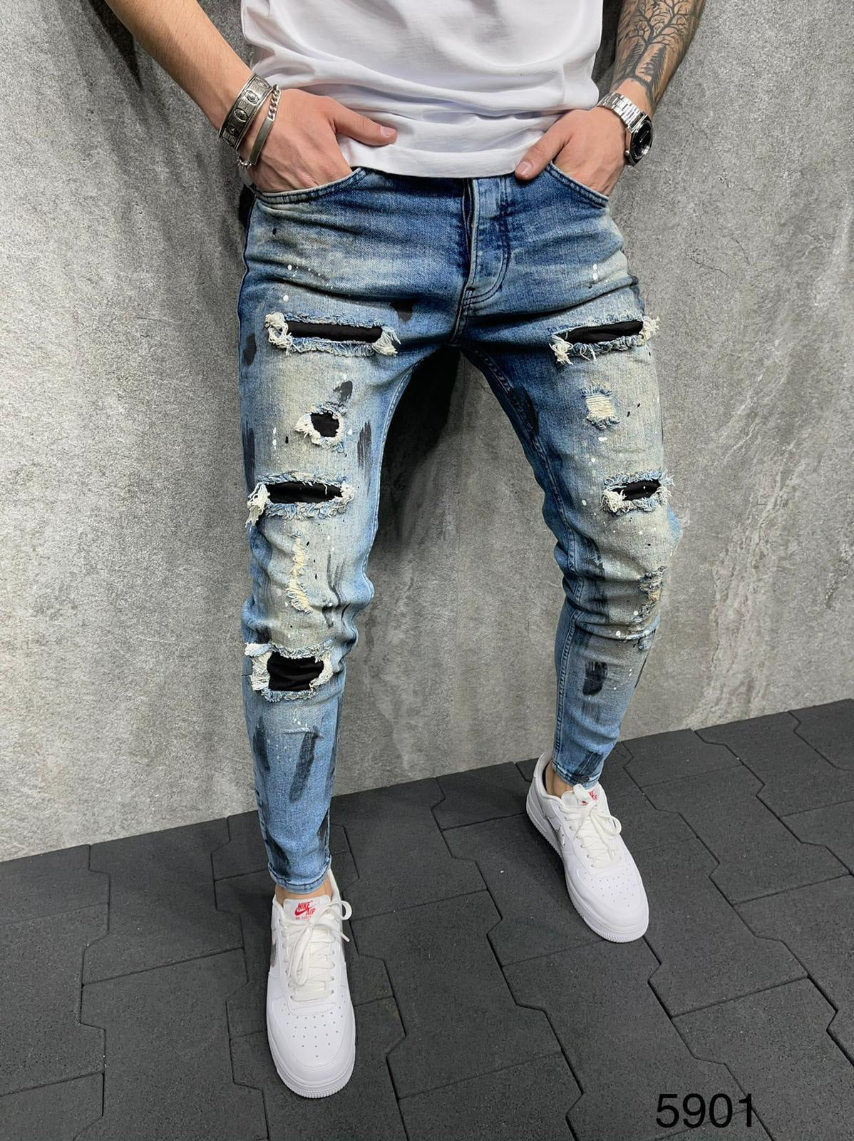 Lässige zerrissene Jeans